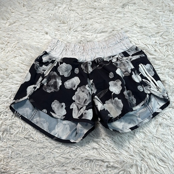 🔥$SALE$🔥 Lululemon Tracker Short II *2-way Stretch Inky Floral Black Ghost - Picture 1 of 7